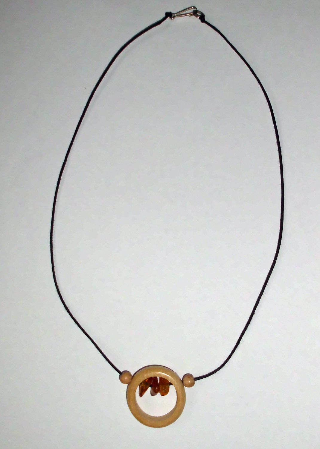 Collier aus Bernstein und Holzring, Einzelstück von Rügen