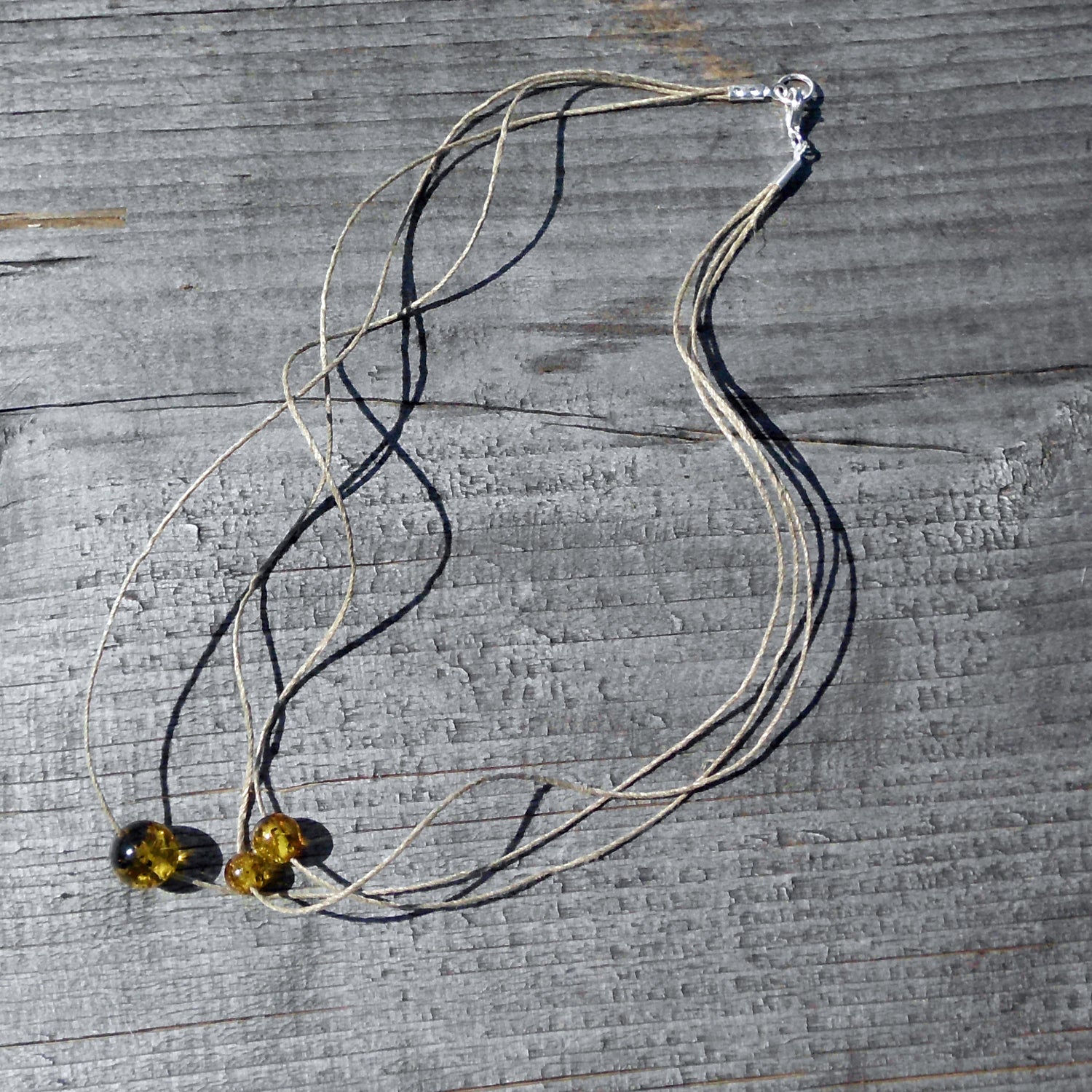 Drei Bernsteinperlen auf Hanfband, maritim und unikat