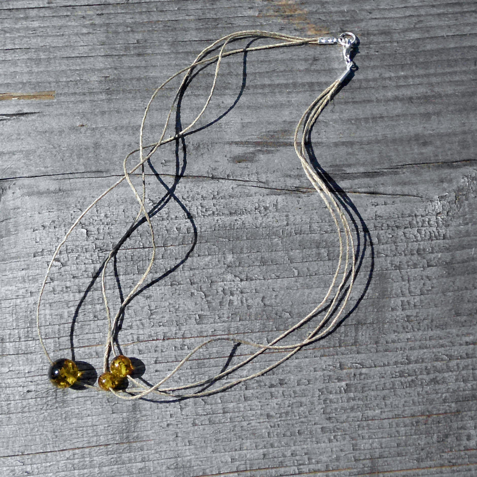 Drei Bernsteinperlen auf Hanfband, maritim und unikat