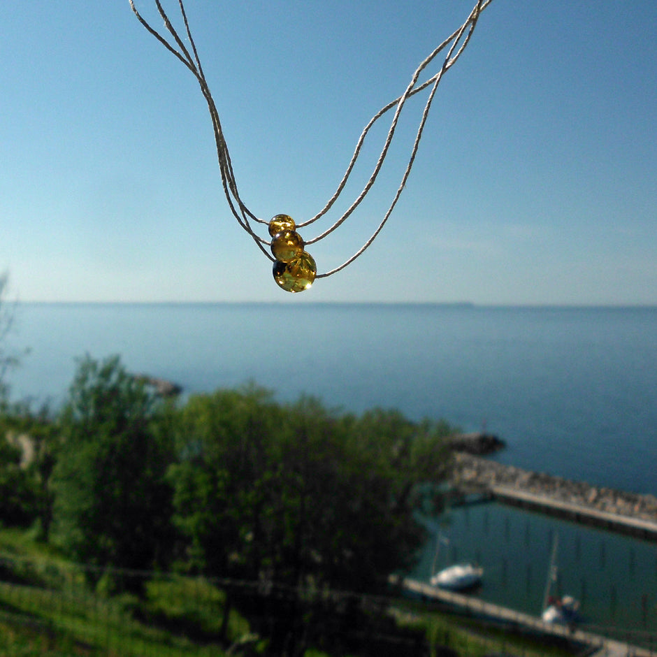 Drei Bernsteinperlen auf Hanfband, maritim und unikat