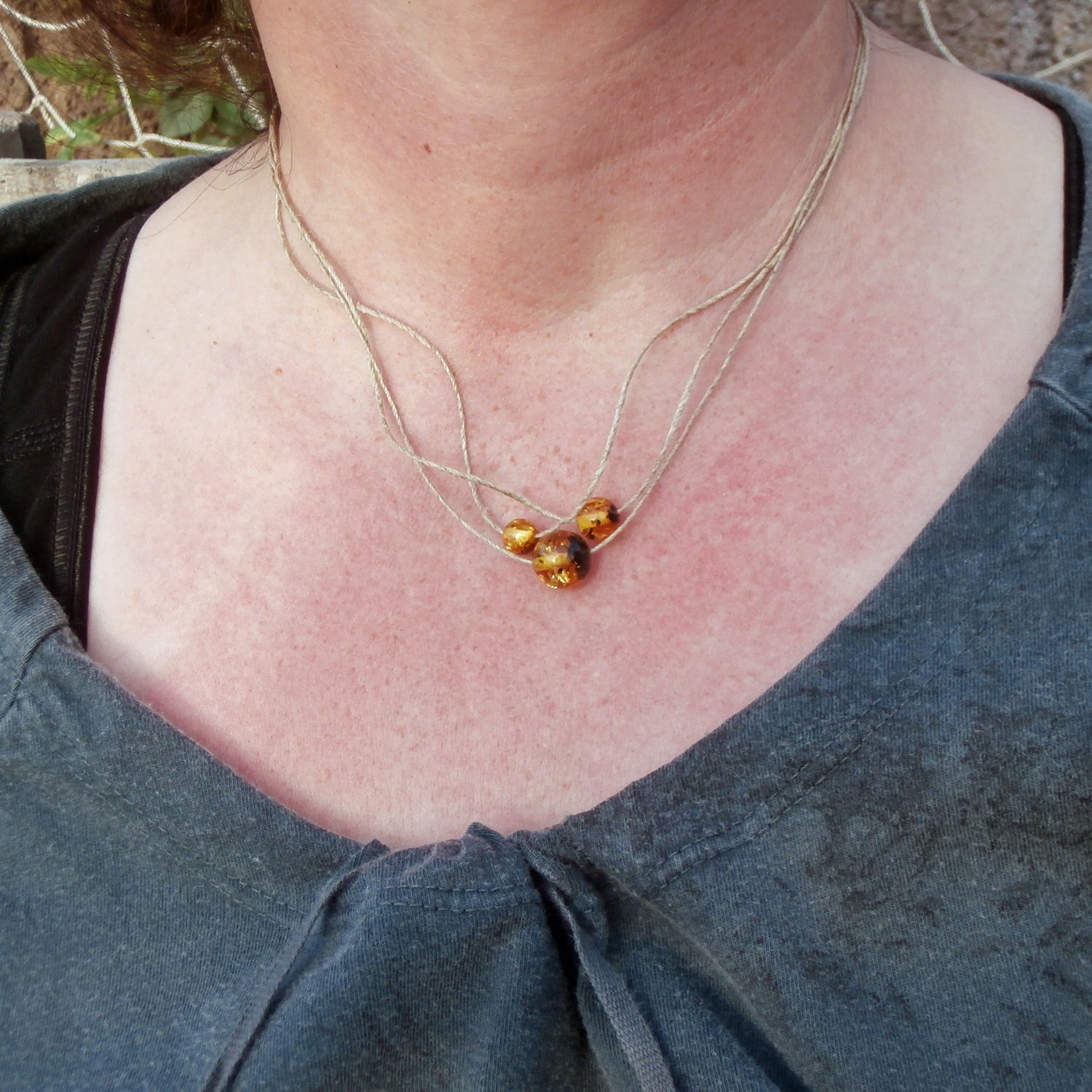 Drei Bernsteinperlen auf Hanfband, maritim und unikat