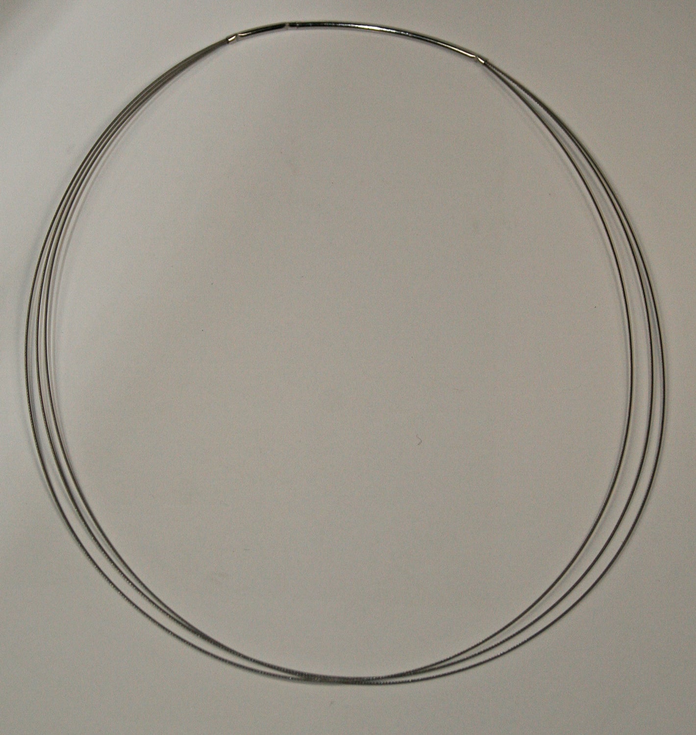 Silberfarbenes Drahtcollier mit Nylonummantelung, Unikat