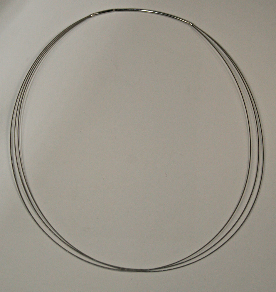 Silberfarbenes Drahtcollier mit Nylonummantelung, Unikat