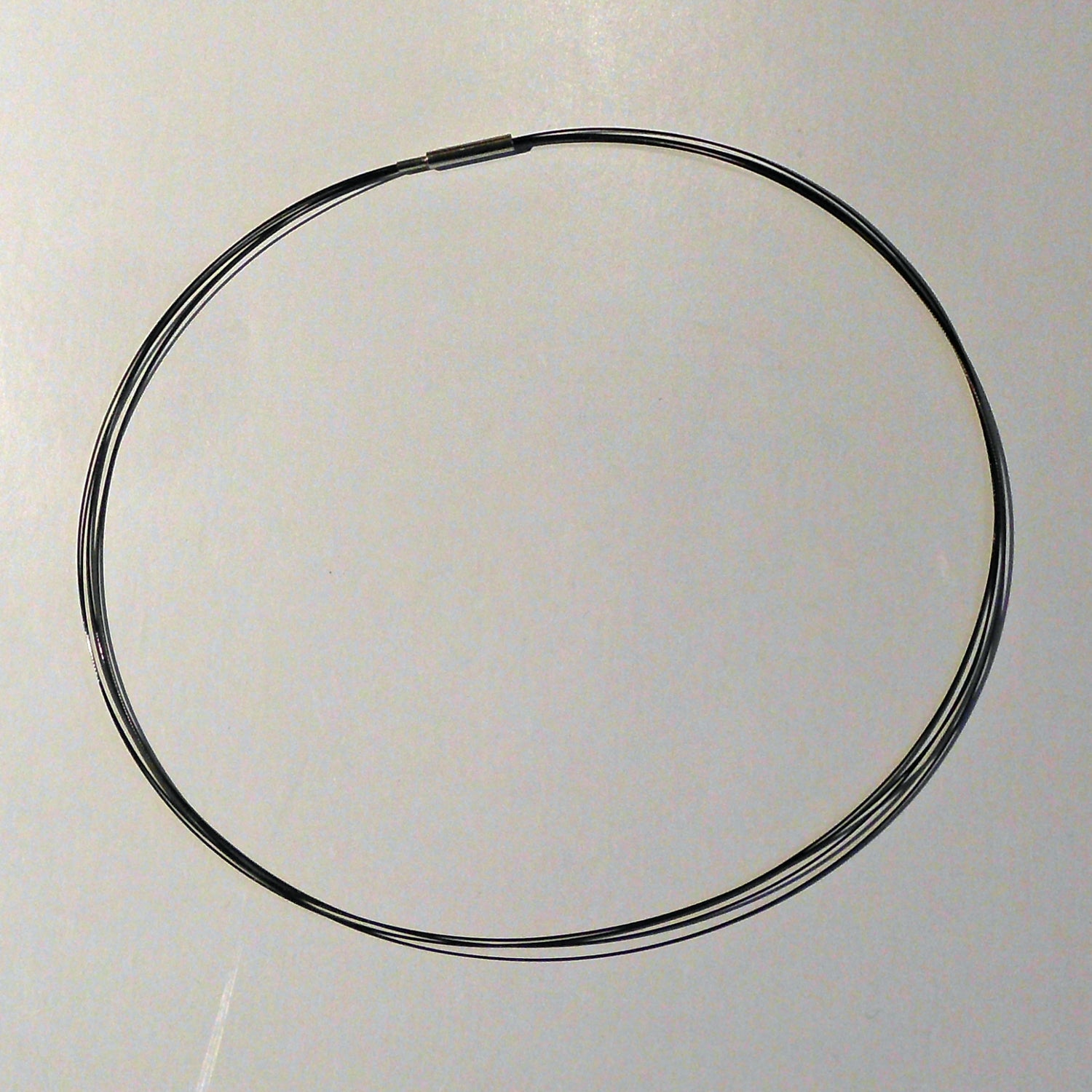 Schwarzes Drahtcollier aus Stahl – unaufdringlich und stilvoll