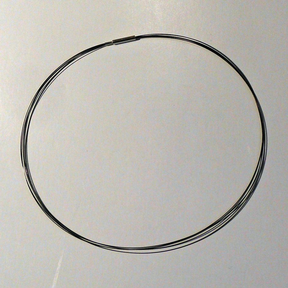 Schwarzes Drahtcollier aus Stahl – unaufdringlich und stilvoll