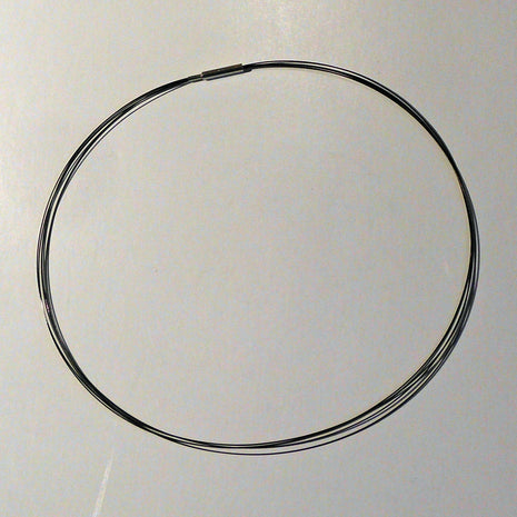 Schwarzes Drahtcollier aus Stahl – unaufdringlich und stilvoll