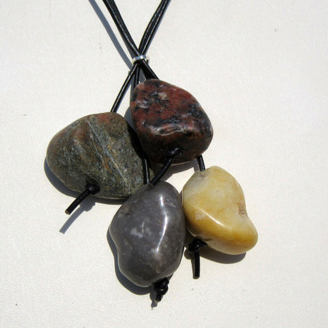 Ostseekiesel am schwarzen Leder – Unikat mit Silberring