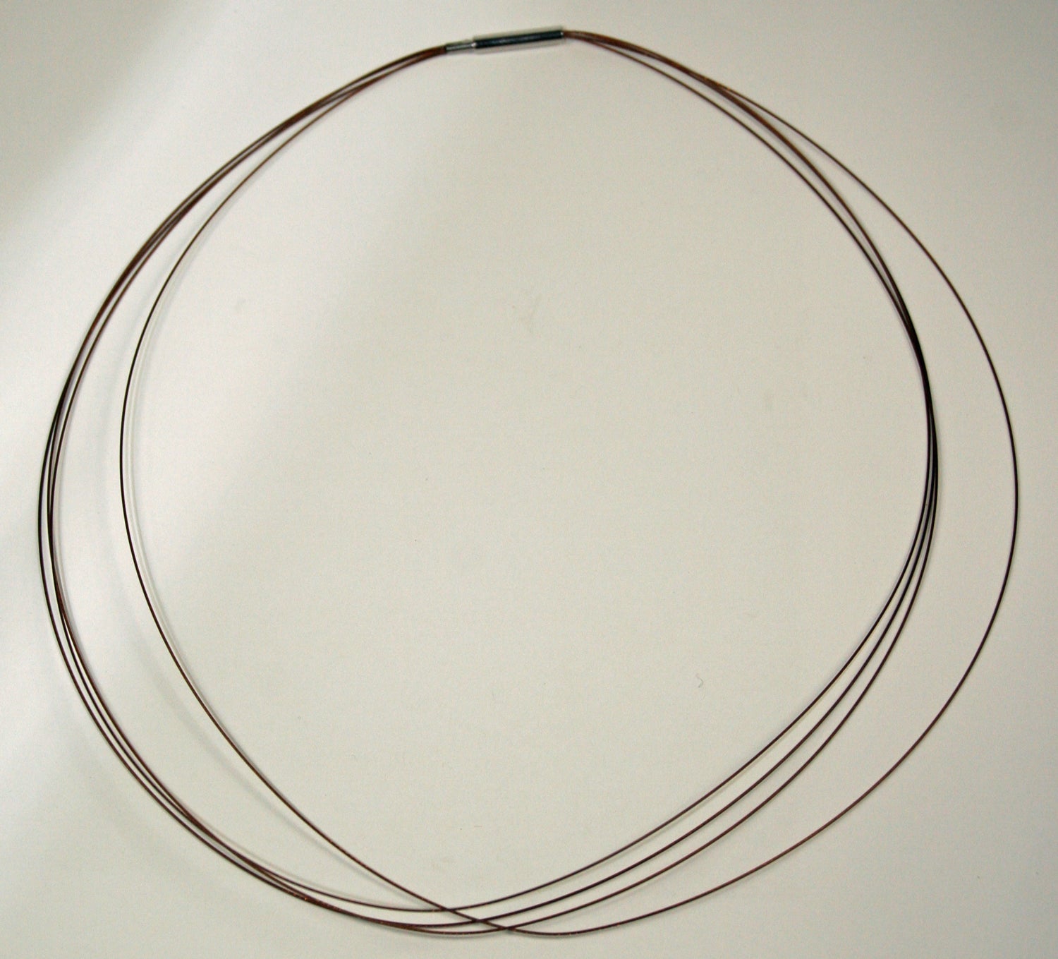 Kupferfarbenes Drahtcollier mit Stahl und Nylonummantelung