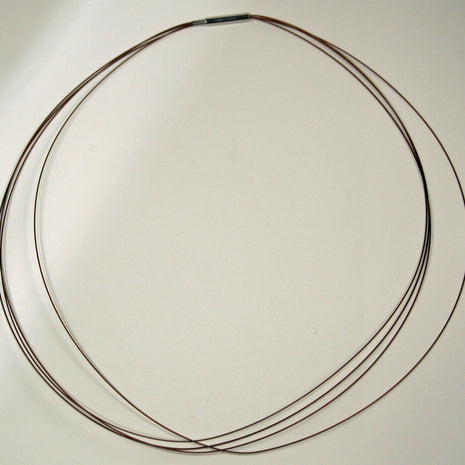 Kupferfarbenes Drahtcollier mit Stahl und Nylonummantelung