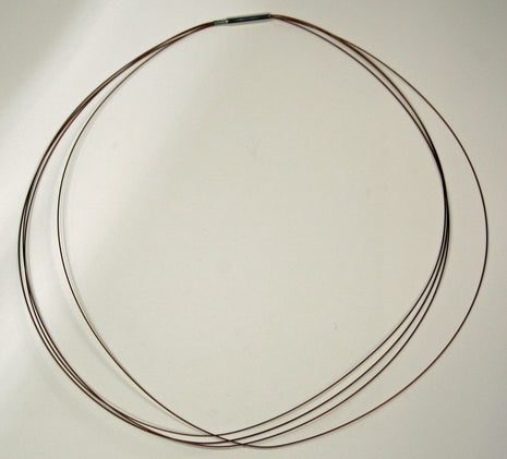 Kupferfarbenes Drahtcollier mit Stahl und Nylonummantelung