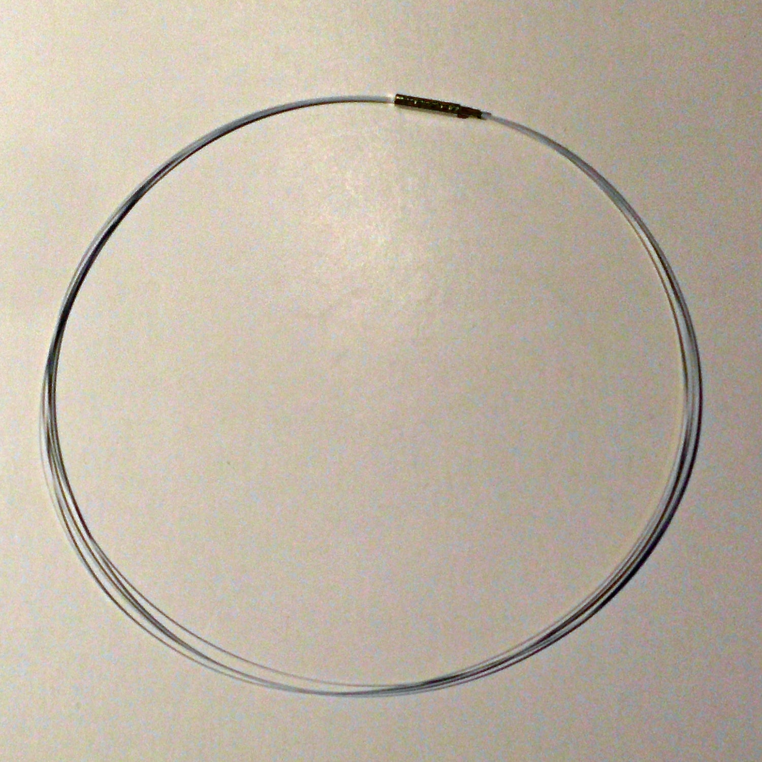 Weißes Drahtcollier aus nylonummanteltem Stahl