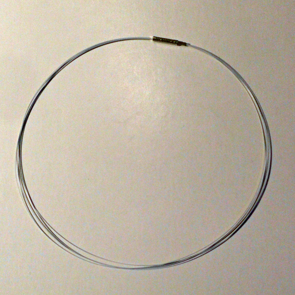 Weißes Drahtcollier aus nylonummanteltem Stahl