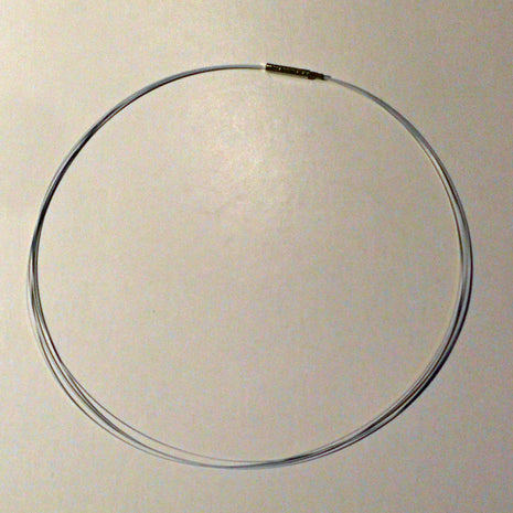 Weißes Drahtcollier aus nylonummanteltem Stahl