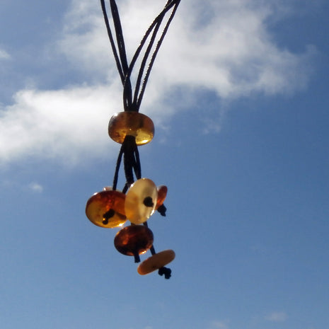 Bernsteinscheiben am Baumwollband, ein Unikat