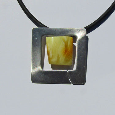 Quadratischer Silberrahmen mit hellem Bernstein-Nugget