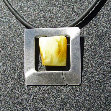 Quadratischer Silberrahmen mit hellem Bernstein-Nugget