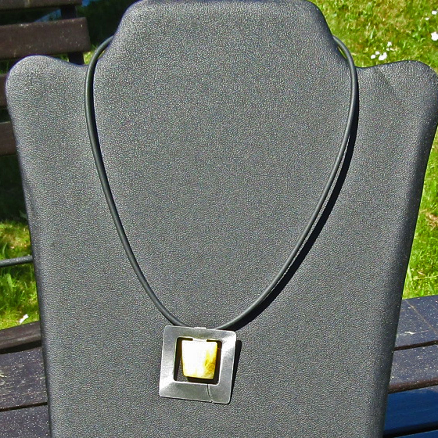 Quadratischer Silberrahmen mit hellem Bernstein-Nugget