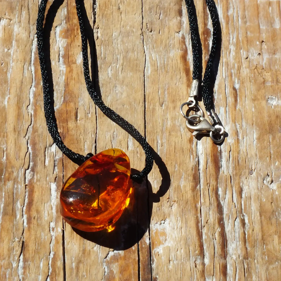 Bernsteintropfen von Rügen, poliert und am Baumwollband als Collier