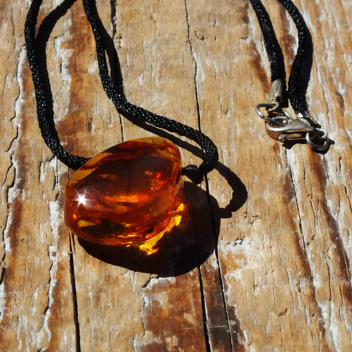 Bernsteintropfen von Rügen, poliert und am Baumwollband als Collier