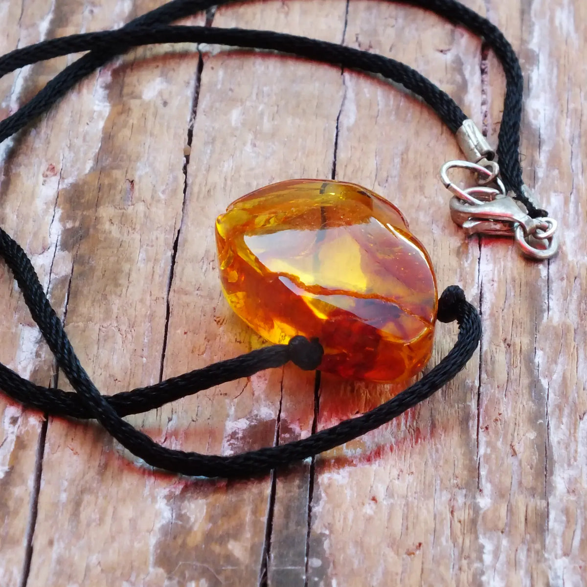 Bernsteintropfen von Rügen, poliert und am Baumwollband als Collier