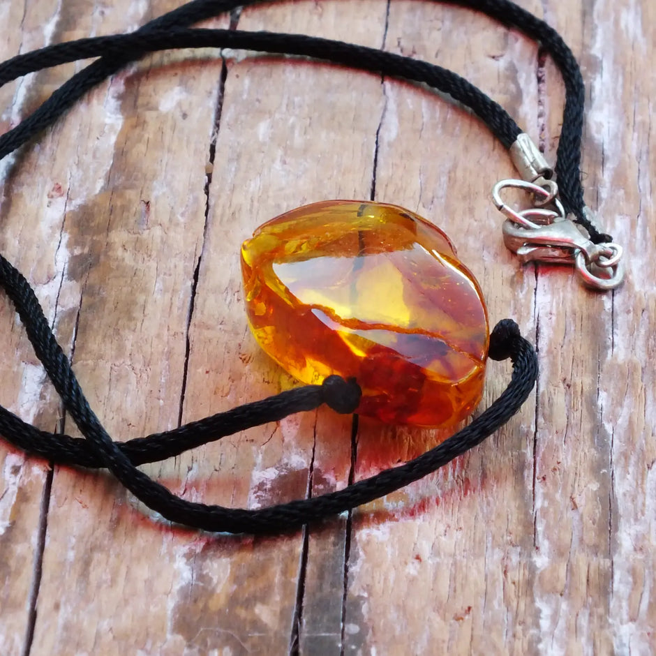 Bernsteintropfen von Rügen, poliert und am Baumwollband als Collier