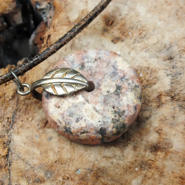 Granitring am Blatt – Ledercollier