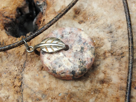 Granitring am Blatt – Ledercollier