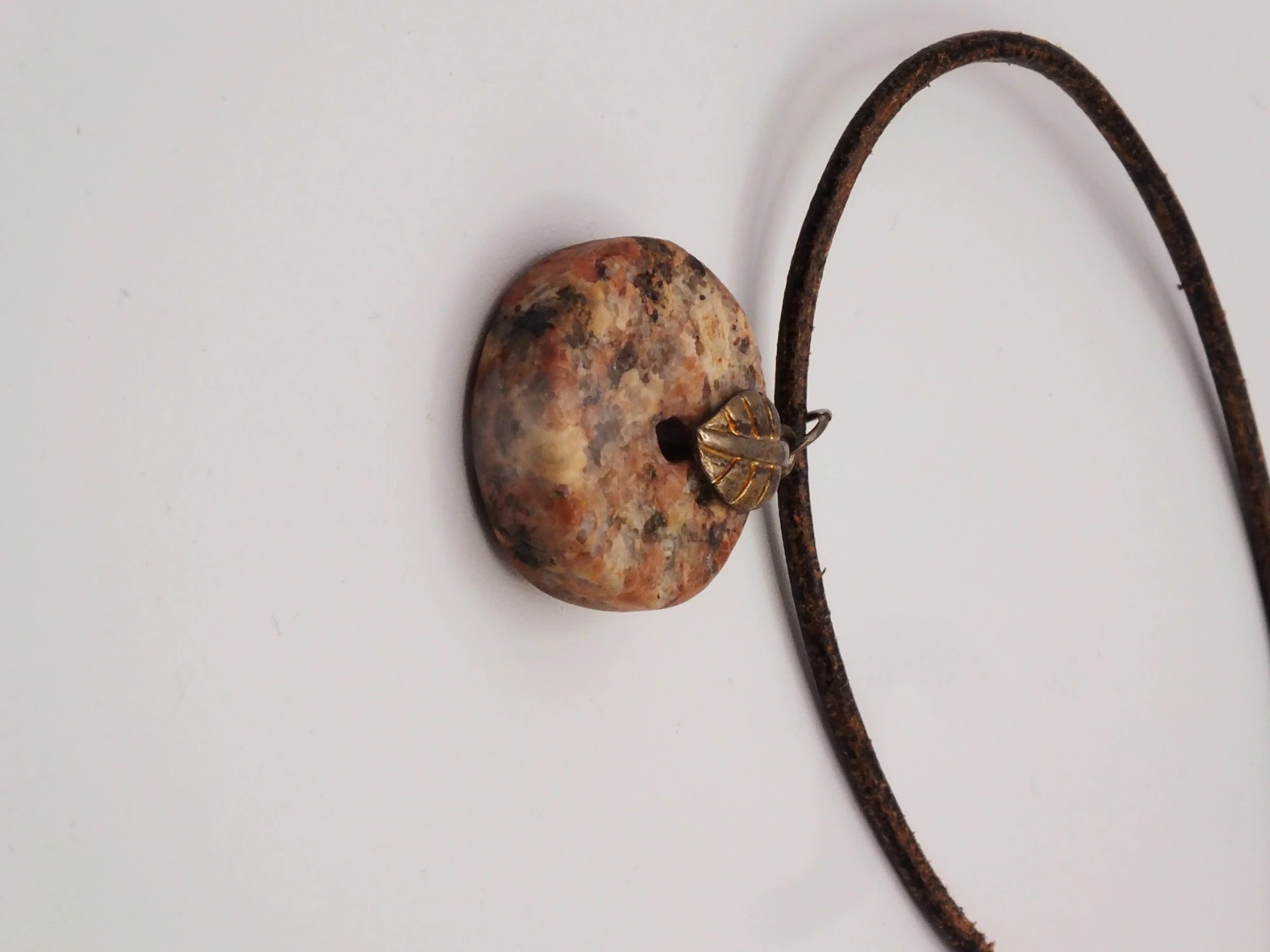 Granitring am Blatt – Ledercollier
