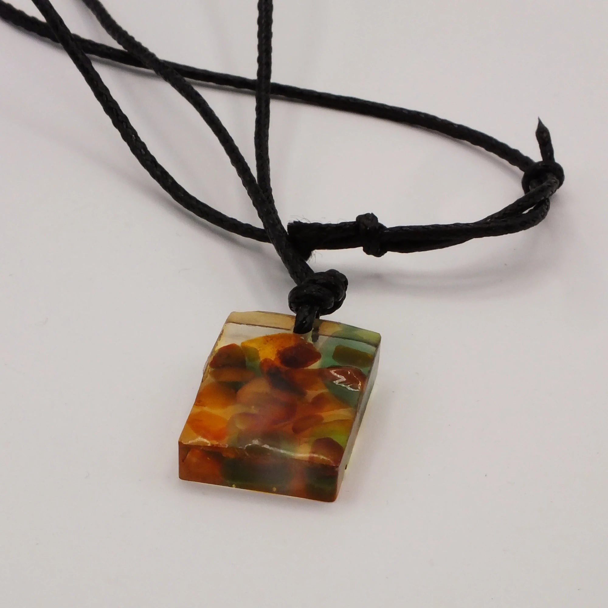 Bernstein-Collier in Acryl am Baumwollband