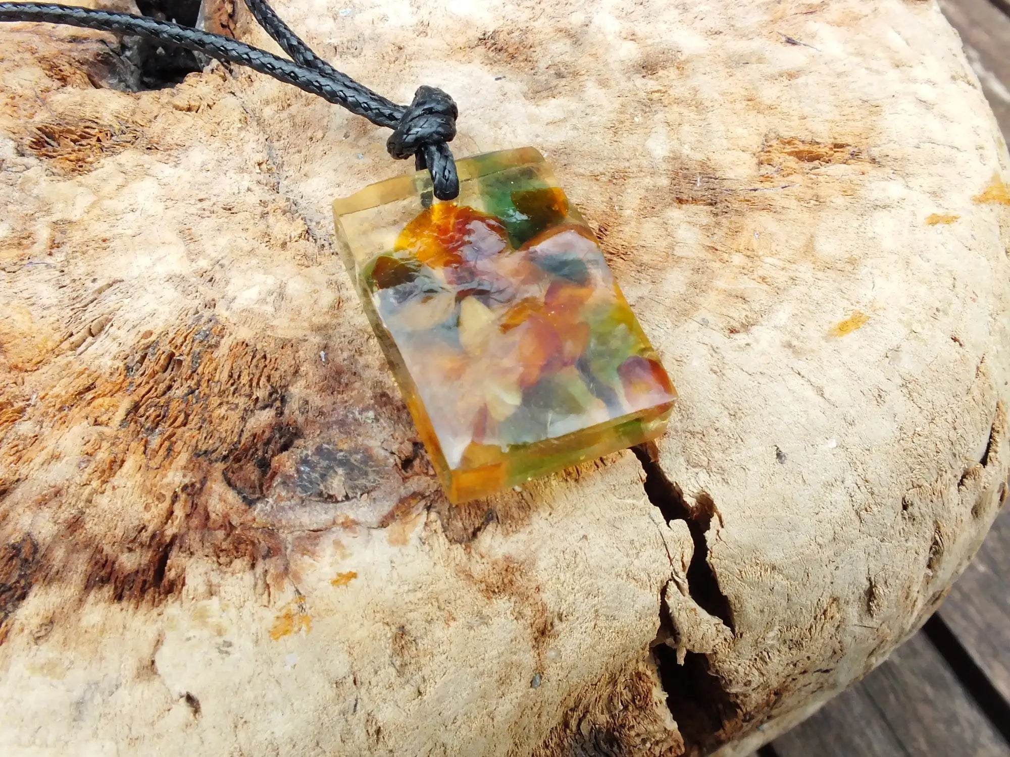 Bernstein-Collier in Acryl am Baumwollband