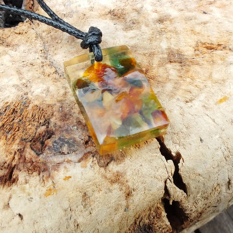 Bernstein-Collier in Acryl am Baumwollband