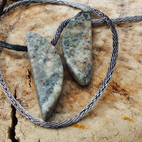 Granit-Paar am Seidenband