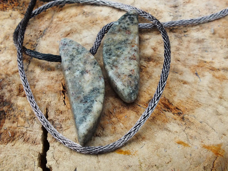 Granit-Paar am Seidenband