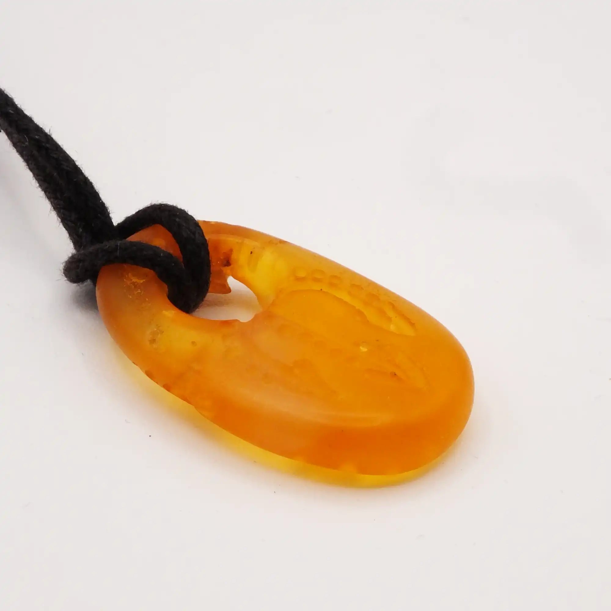Bernstein-Collier mit Neptuns Dreizack am Baumwollband
