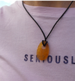 Bernstein-Collier mit Neptuns Dreizack am Baumwollband