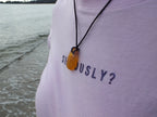 Bernstein-Collier mit Neptuns Dreizack am Baumwollband