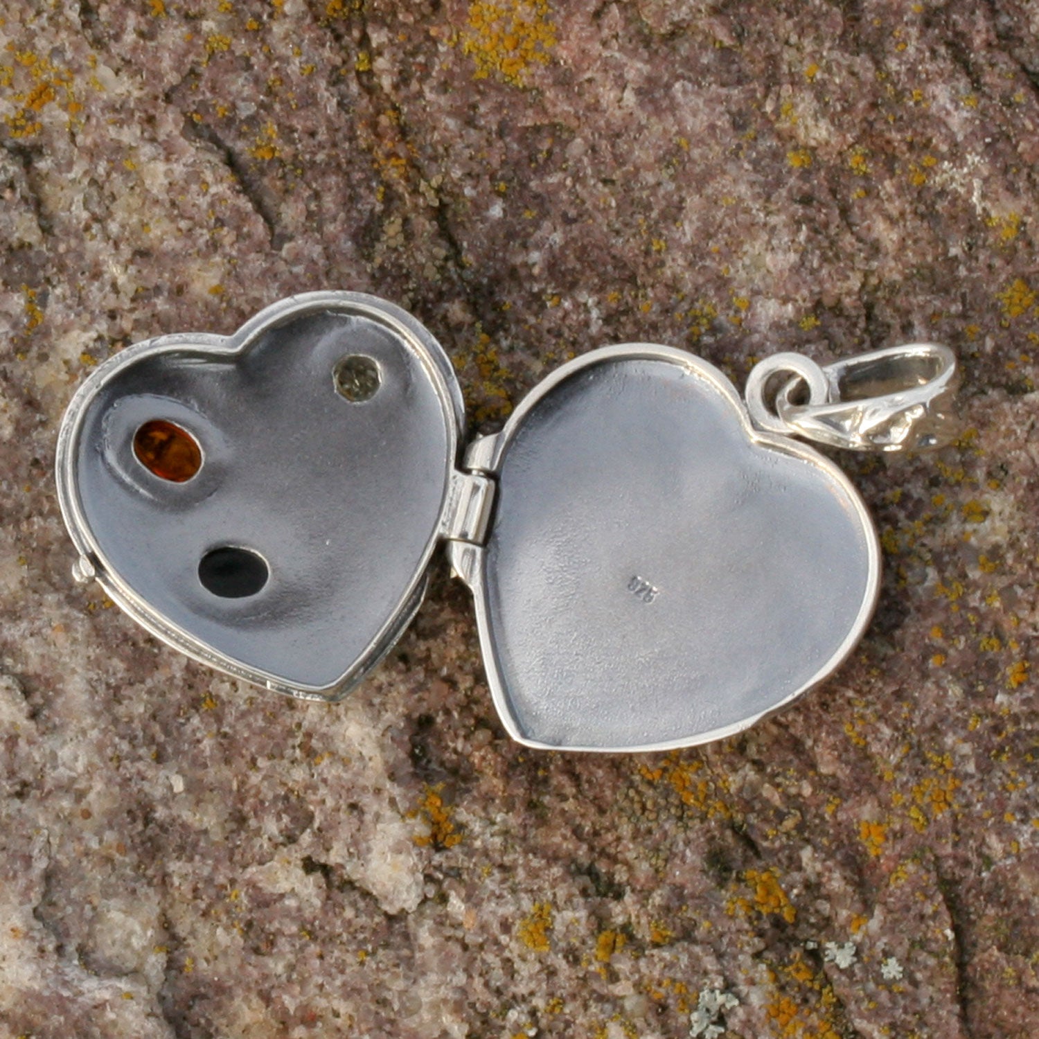Silbernes Herz-Amulett mit 3 Bernsteinen, Unikat