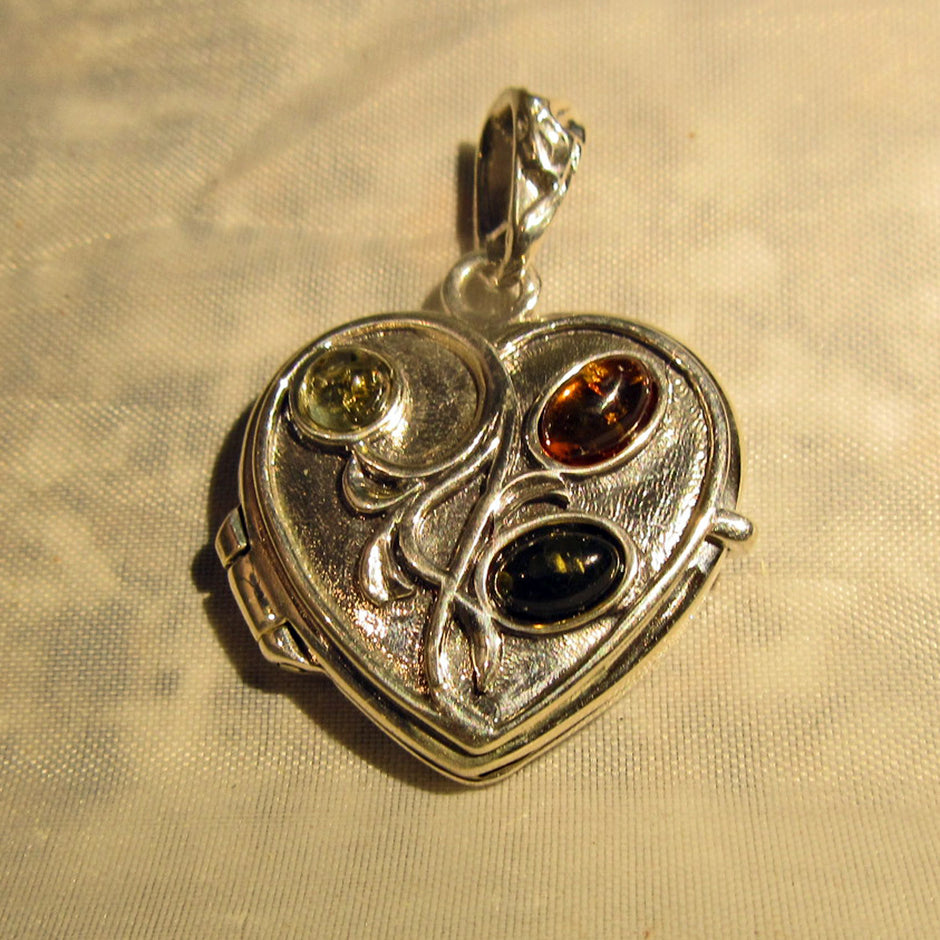 Silbernes Herz-Amulett mit 3 Bernsteinen, Unikat