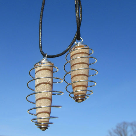 Einzelstück Belemnit in Spirale mit Baumwollband