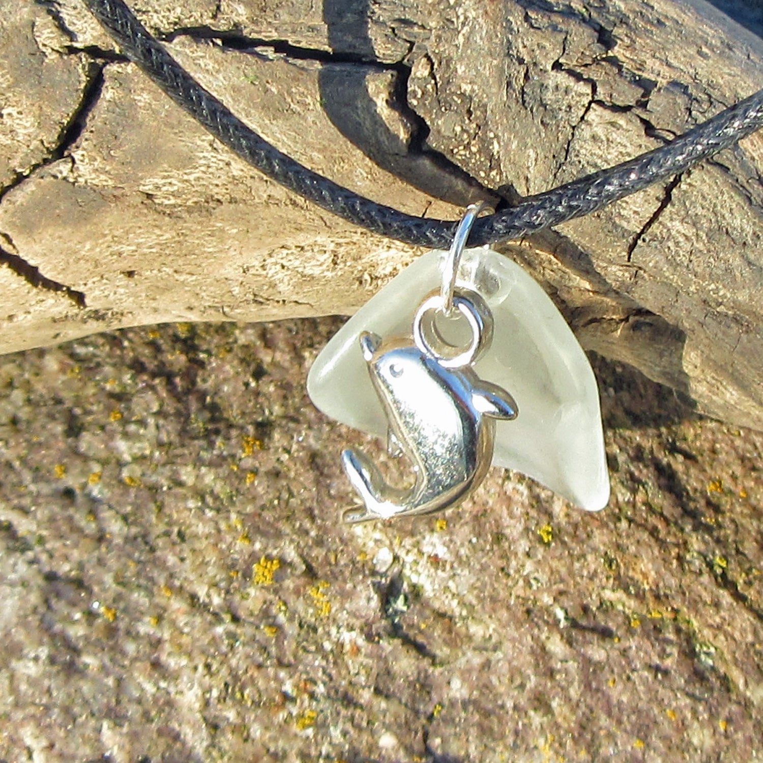 Seeglas-Anhänger Delfin am Baumwollband, Einzelstück