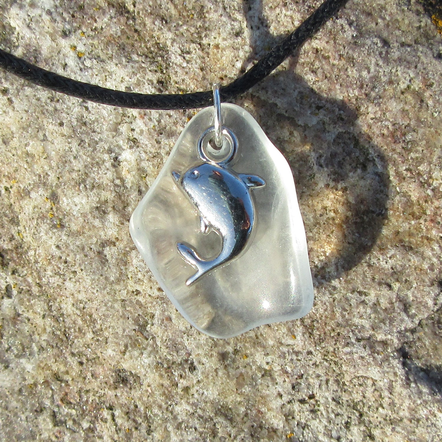 Seeglas-Anhänger Delfin am Baumwollband, Einzelstück