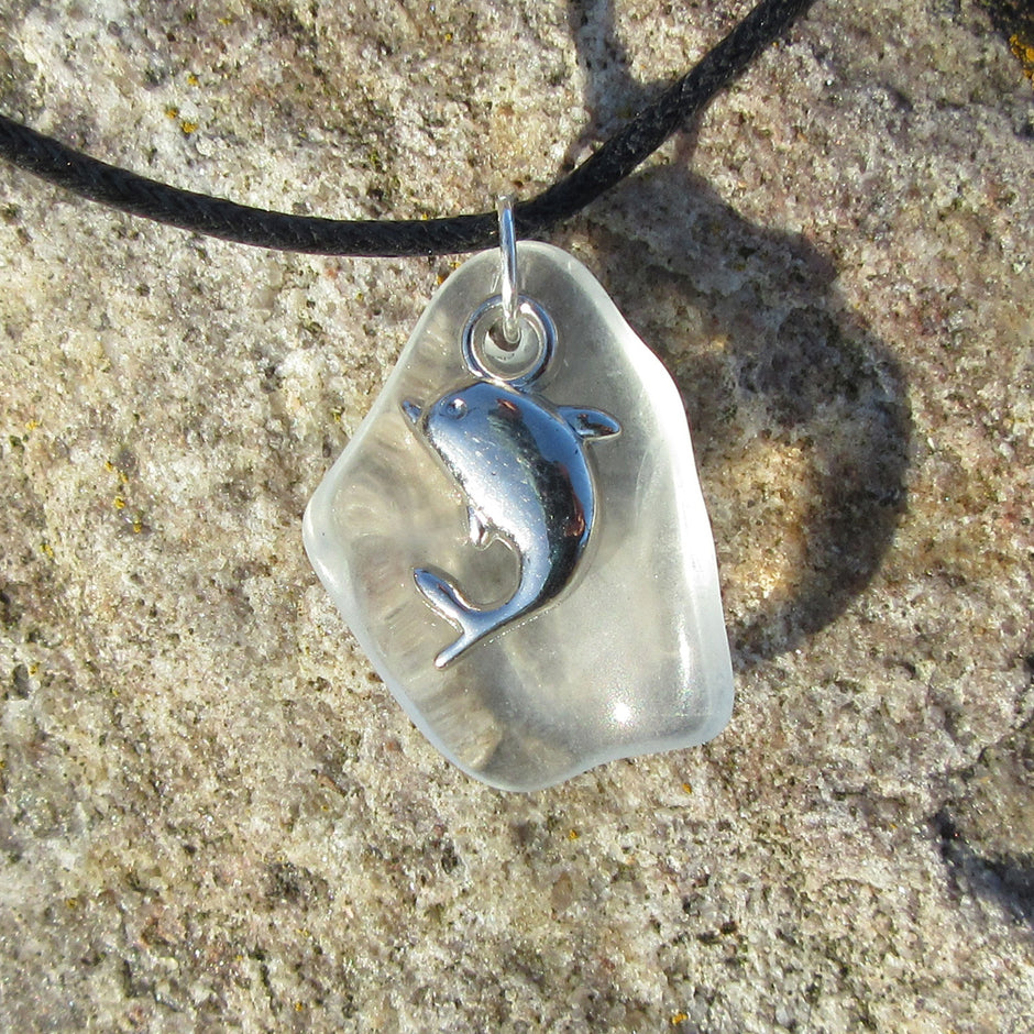 Seeglas-Anhänger Delfin am Baumwollband, Einzelstück