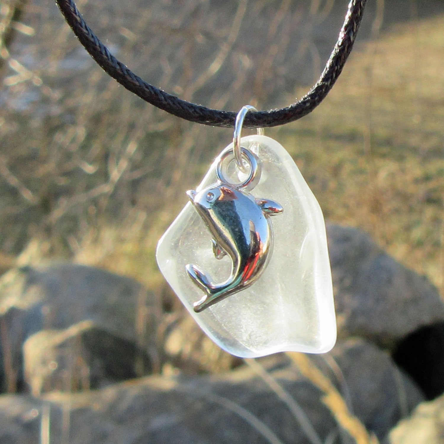 Seeglas-Anhänger Delfin am Baumwollband, Einzelstück