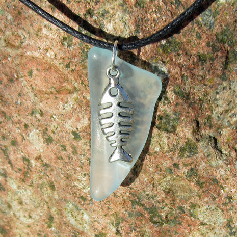 Seeglaskette mit Fischboneanhänger aus Baumwolle