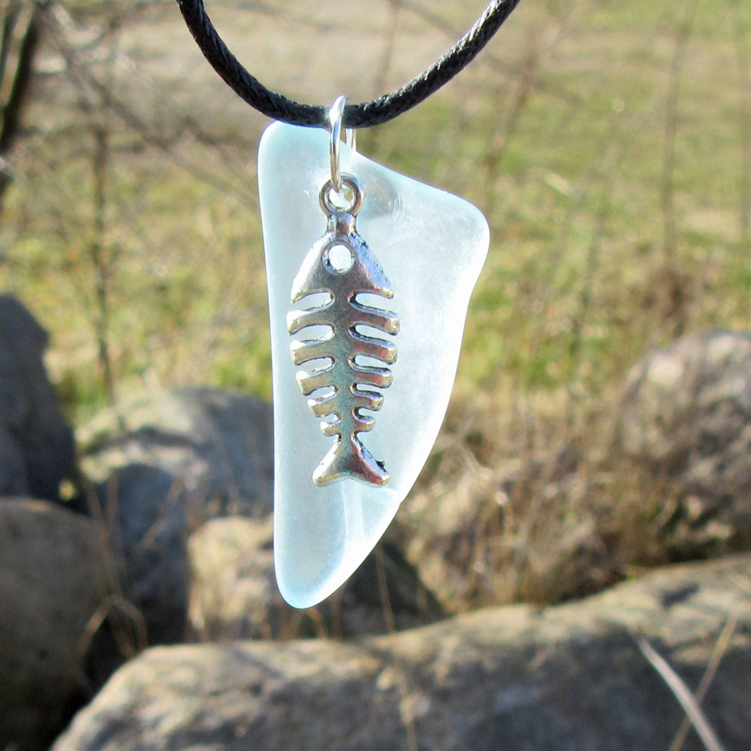 Seeglaskette mit Fischboneanhänger aus Baumwolle