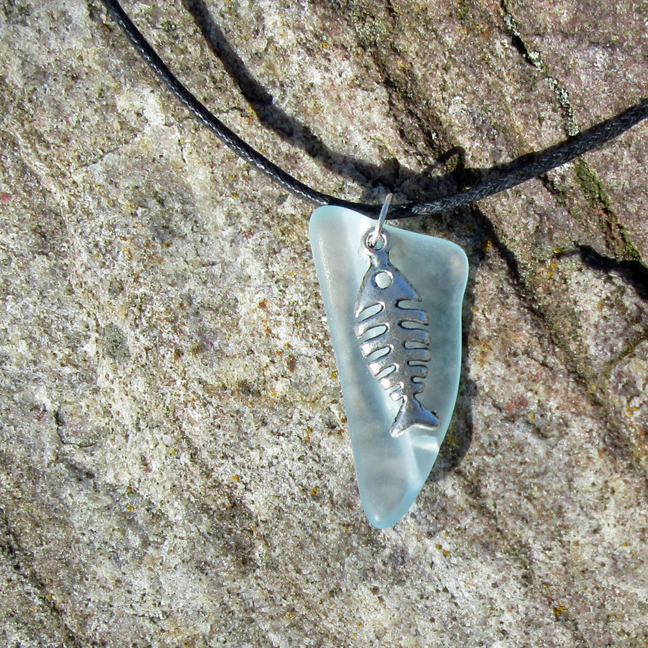 Seeglaskette mit Fischboneanhänger aus Baumwolle