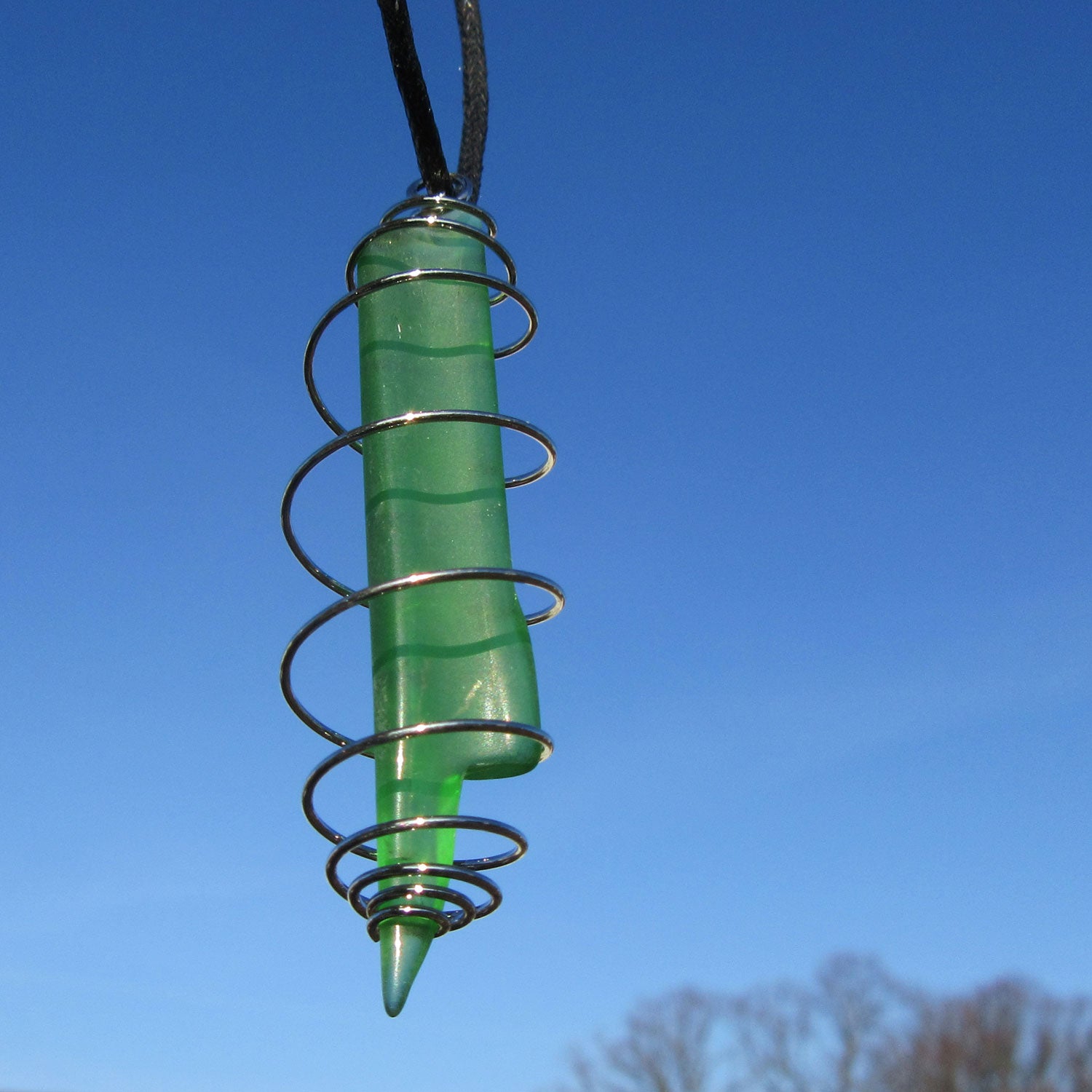 Einzelstück: Anhänger aus grünem Seeglas in Spiralenform