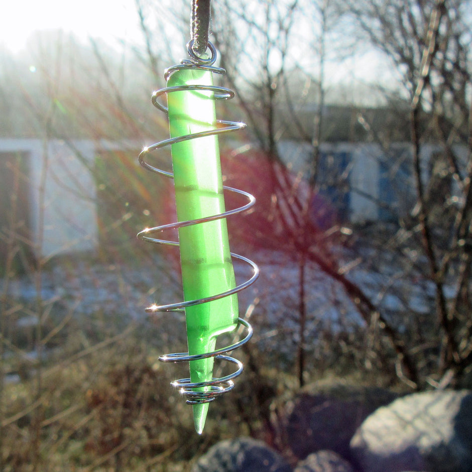 Einzelstück: Anhänger aus grünem Seeglas in Spiralenform