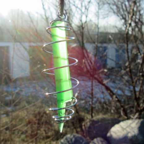 Einzelstück: Anhänger aus grünem Seeglas in Spiralenform