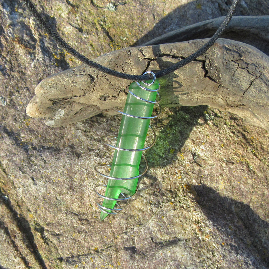 Einzelstück: Anhänger aus grünem Seeglas in Spiralenform